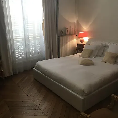 Apartment Hala Paris